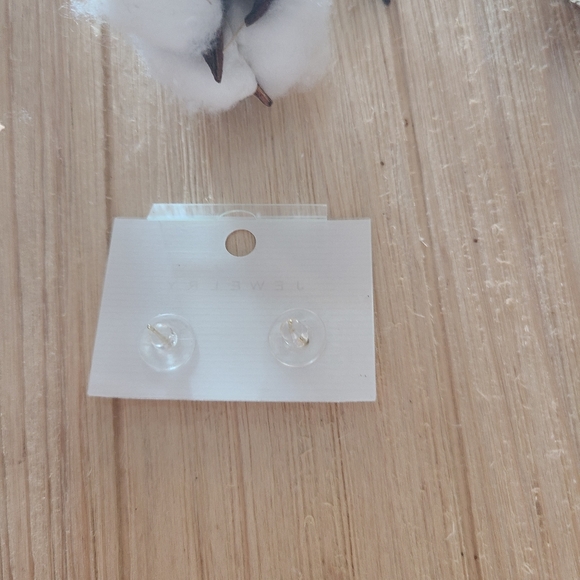 ⭐️⭐️NEW⭐️⭐️Beautiful Dainty CZ stud earrings in GOLD - Picture 8 of 14